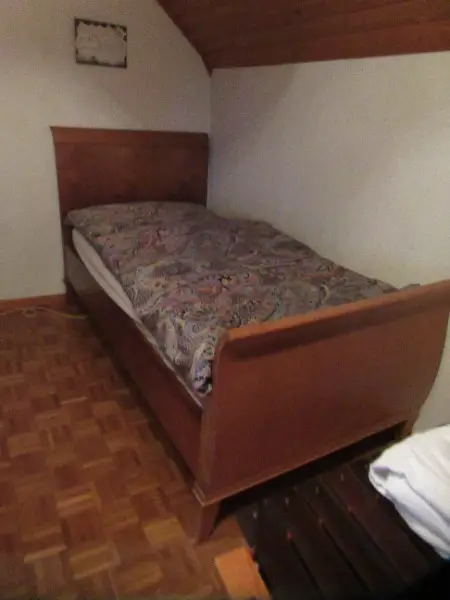 Alte 120 jährige Bettstatt und auch Nachttischli