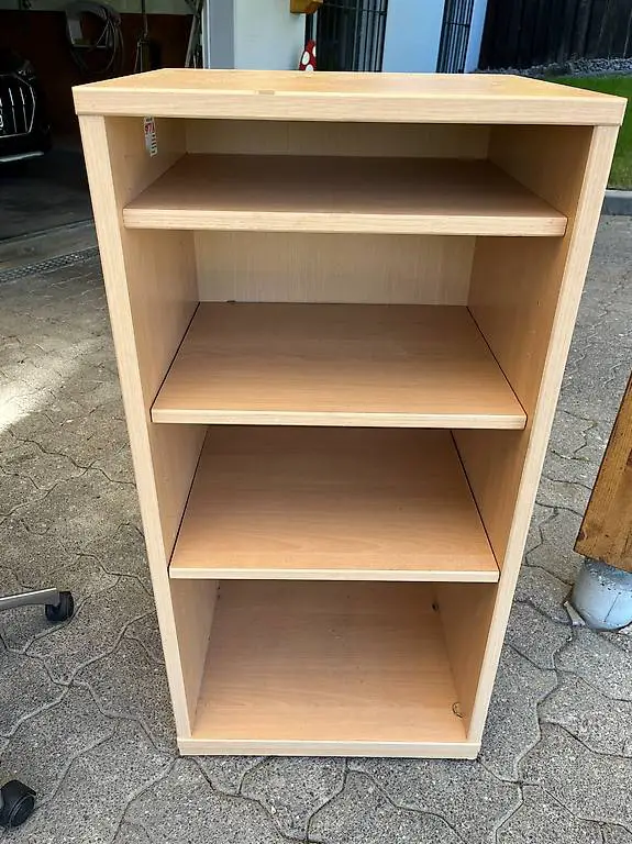 Holzmöbel mit 3 Tablar