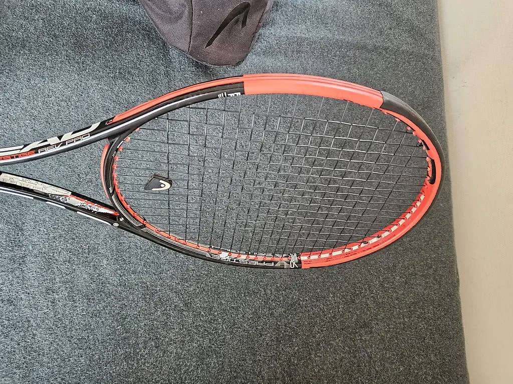 Tennisracket und Tasche zu verkaufen