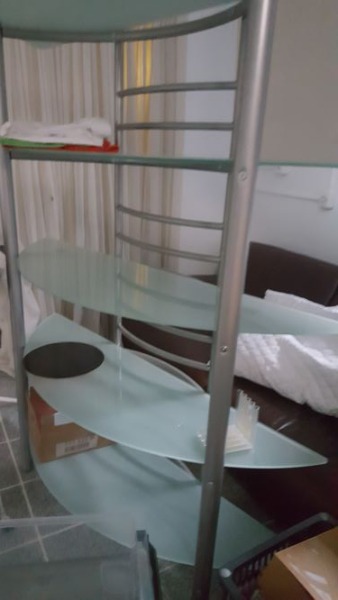 Schönes Gestell mit Rauchglasplatten