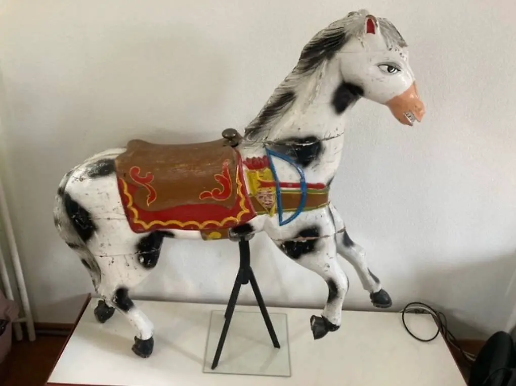 altes Karusellpferd