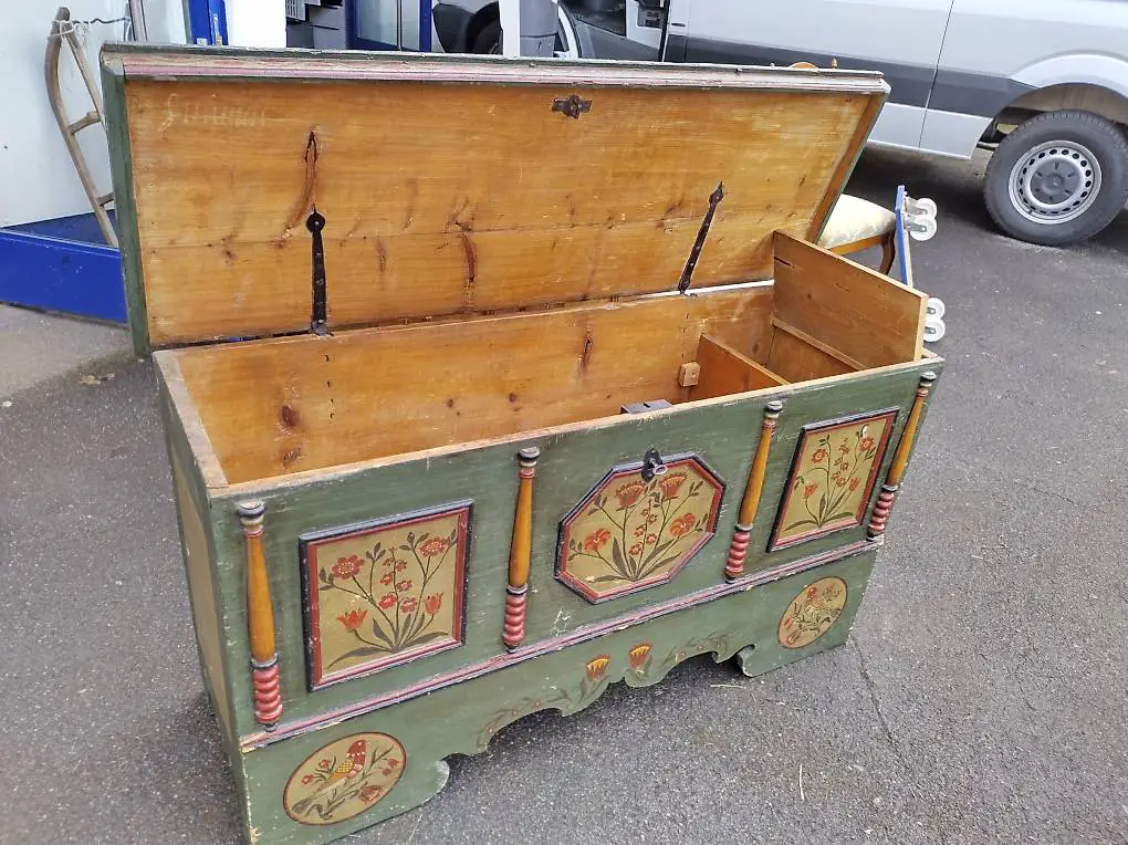 Uralte Antike Fichtenholz Truhe Anrichte mit alter Malerei