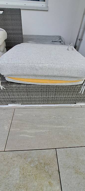 Rattanliege mit Sonnendach