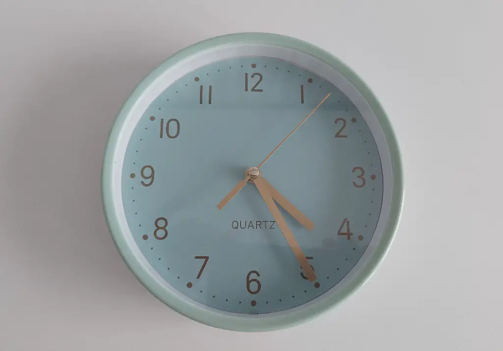 Hama analoge Wanduhr / Tischuhr mit Standfuss, Top-Zustand