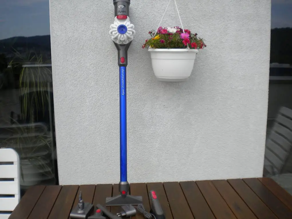 Dyson V-7 Akku-Handstaubsauger mit neue Batterie +Rohr