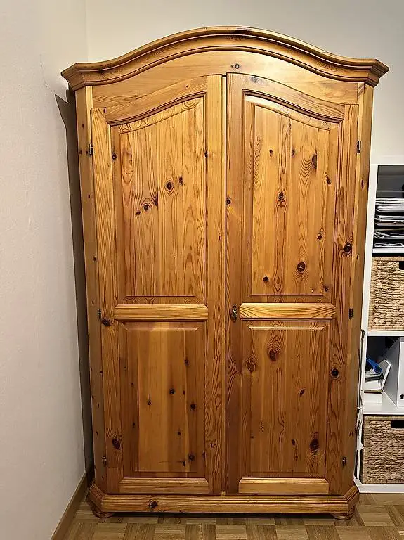 Super Kleiderschrank aus Massivholz