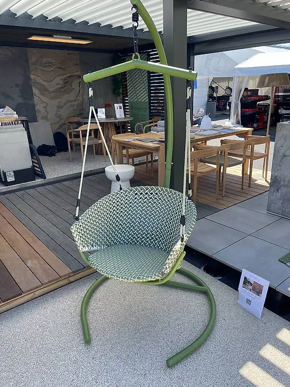 Kave Home Hängesessel Hängeschaukel mit Fuss Saliga grün