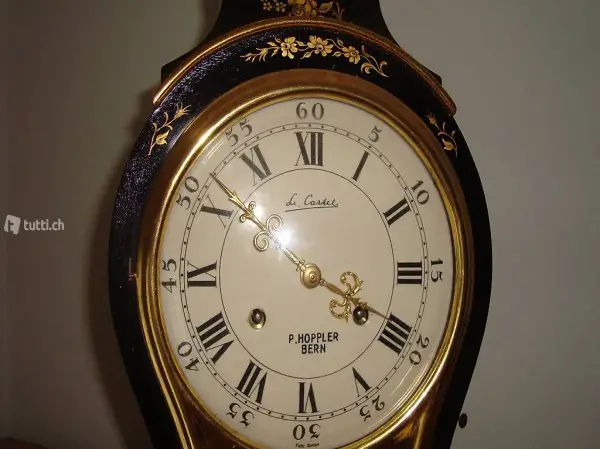 Antiquität: Neuenburger Pendule in schwarz/gold / LE CASTEL