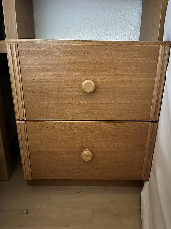 Möbel, Nachttisch, zweimal vorhanden