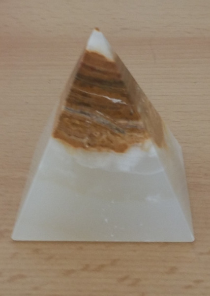 Pyramide aus Bergkristall