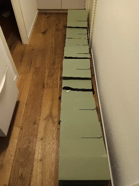 Bett (faltbar, aus Karton)