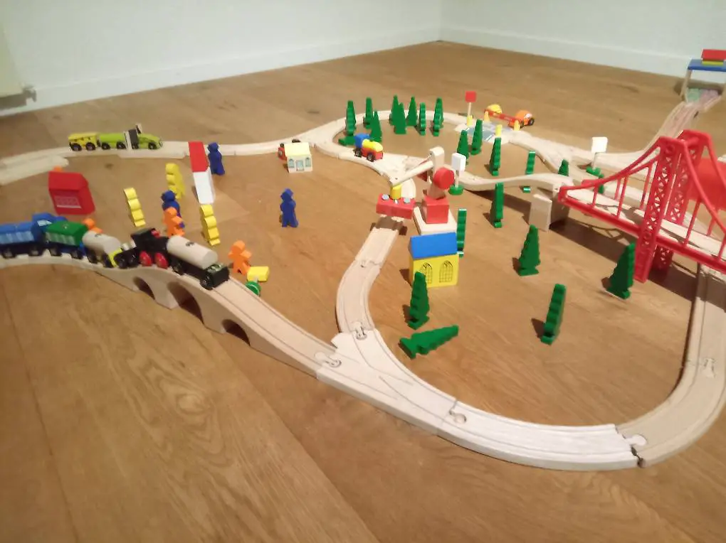 Holzeisenbahn inkl. Tunnels