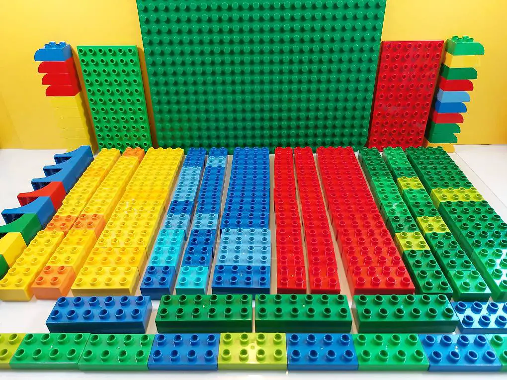 Lego Duplo Grundplatte, 2 Bauplatten + 164 Bausteine