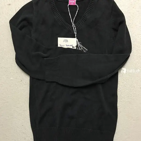 Pulli schwarz, V-Ausschnitt Grösse 134