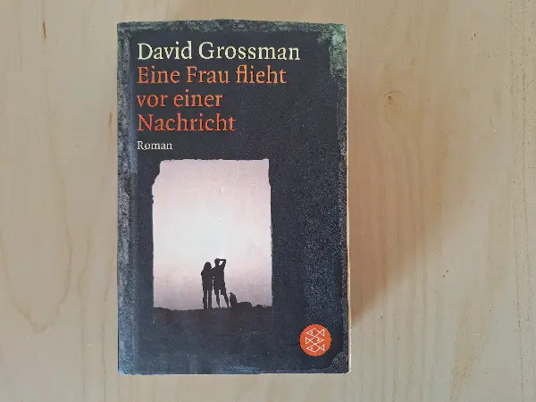 Eine Frau flieht vor einer Nachricht