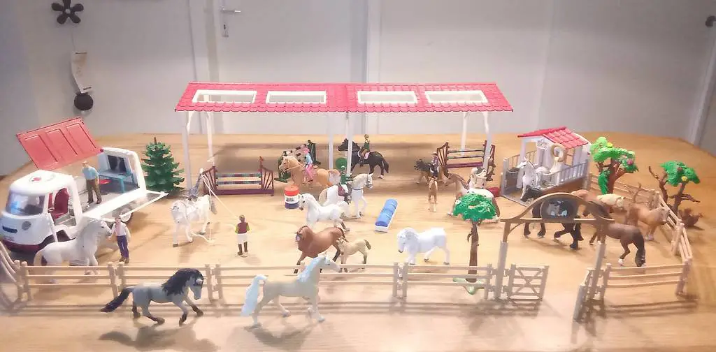 Schleich-Pferde mit viel Zubehör