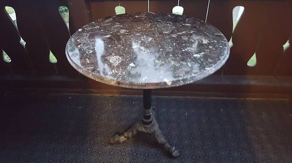 Marmortisch mit altem Metallfuss