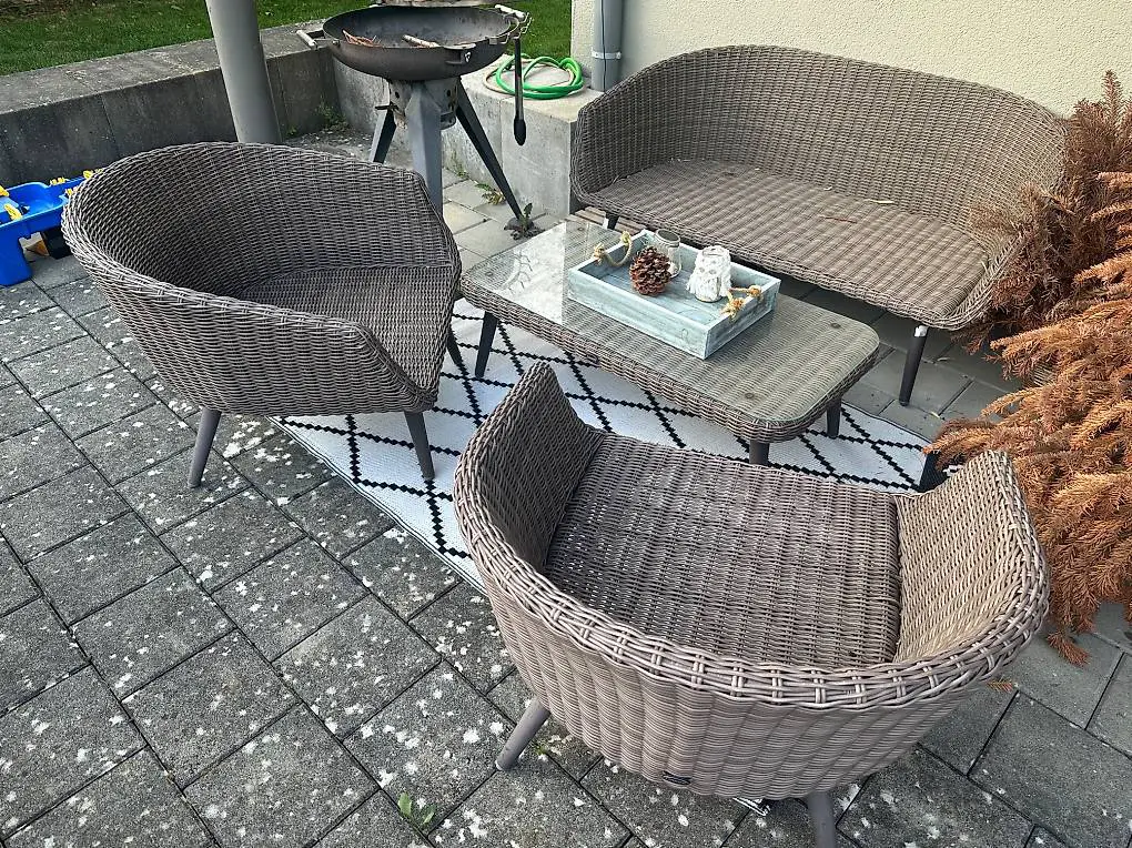 Ratan Lounge mit Tisch