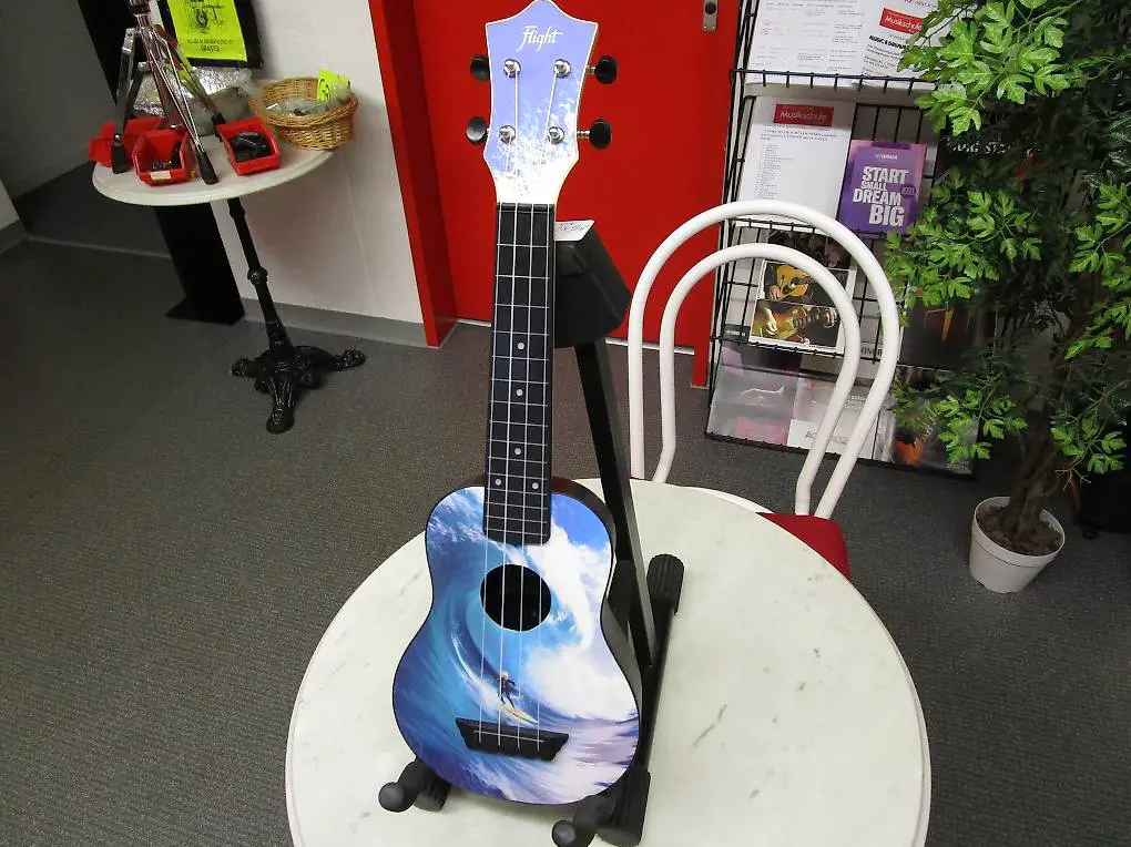 UKULELE, FABRIKNEU, in coolem Design, inkl. Bag