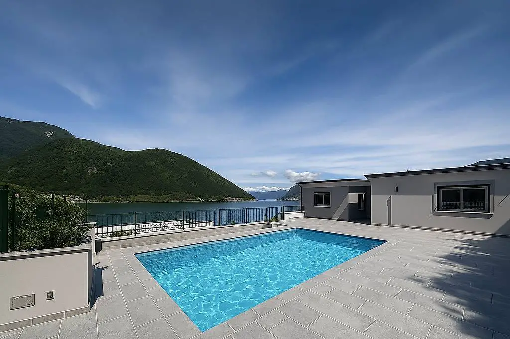 Villa indipendente con piscina e vista lago