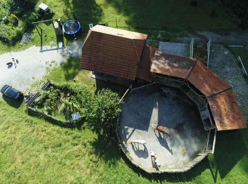 Pferde Plätze frei in grosszügigem, rund gebautem Offenstall