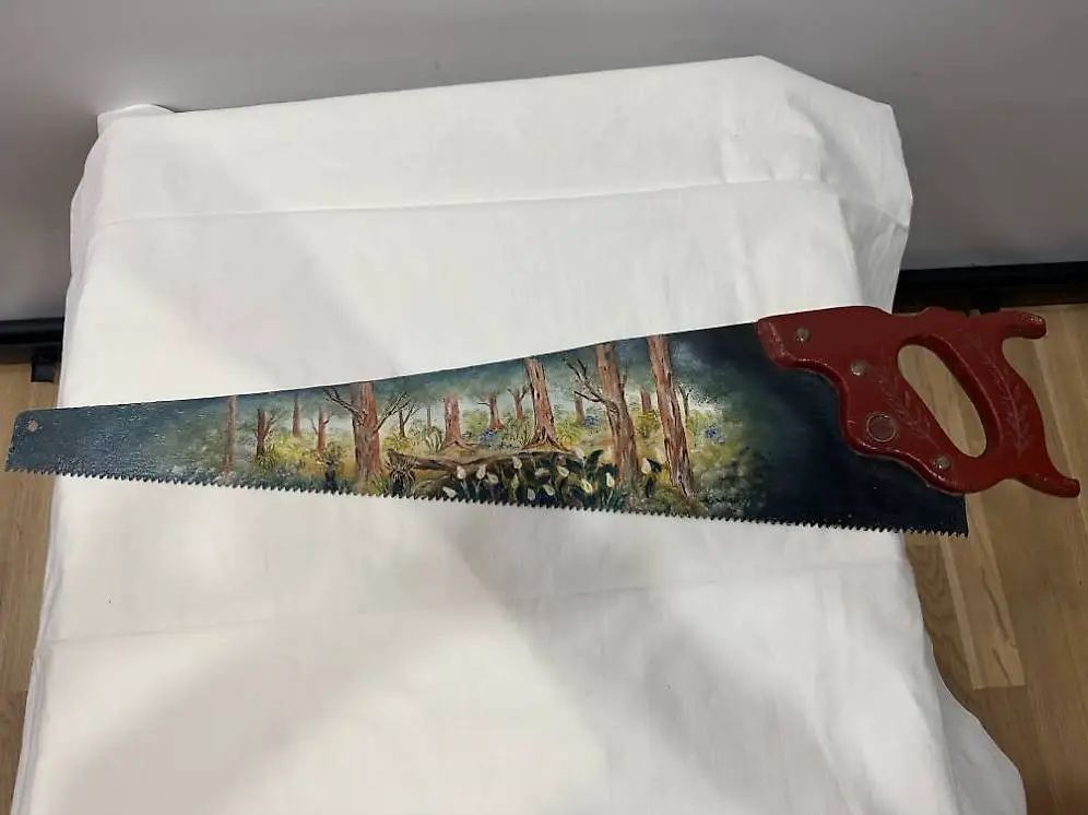 Säge mit handbemalter kunstvollen Malerei