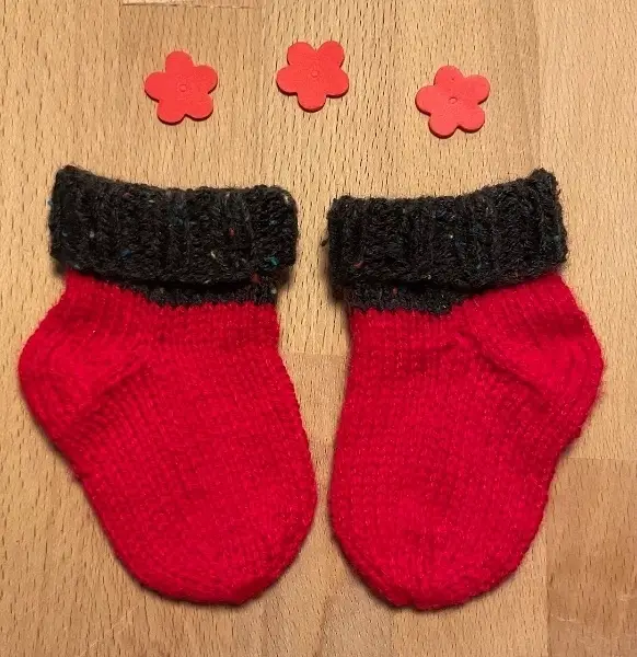 Rot / Schwarze Babysocken mit Punkten - ab Geburt **NEU**