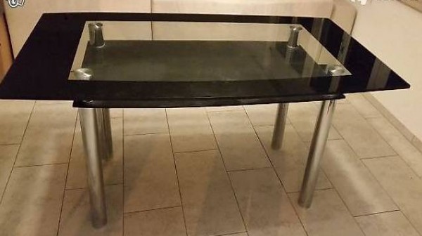 Schöner Glastisch mit Chromstahl Beinen