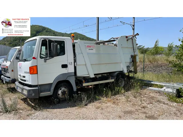 NISSAN, Kehrichtfahrzeug