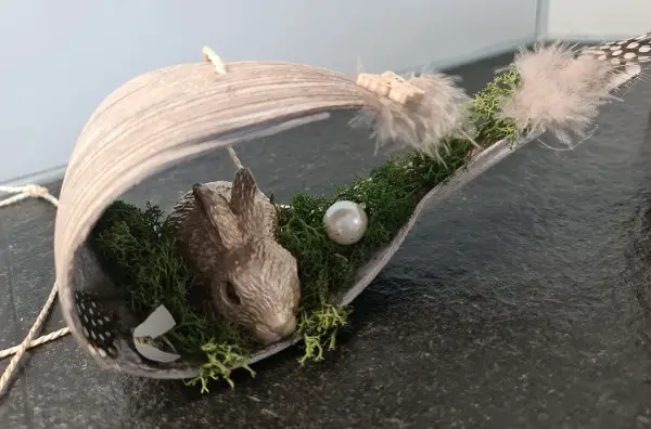 Palmenblatt mit Hase zum Aufhängen