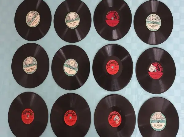  12 kleine Schellackplatten