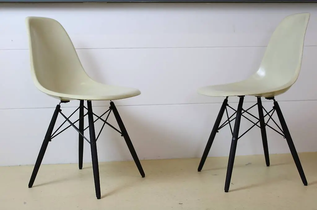 Eames Fiberglas Stühle von Hermann Miller
