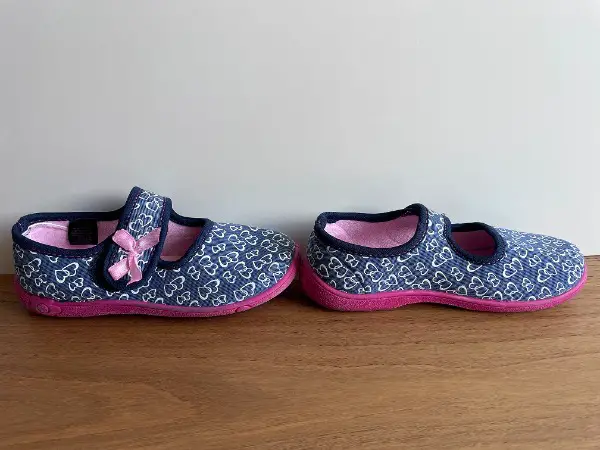 Neuwertig: schmucke Finken mit Herzen + pinker Sohle, Gr. 32