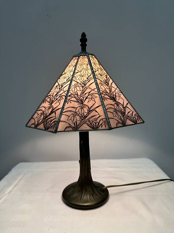 Tischlampe im Tiffany-Stil mit floralen Glasdetails