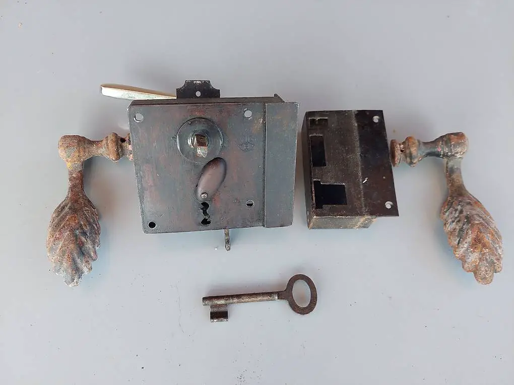 Raritäten: Schönes altes Türschloss mit Schlüssel