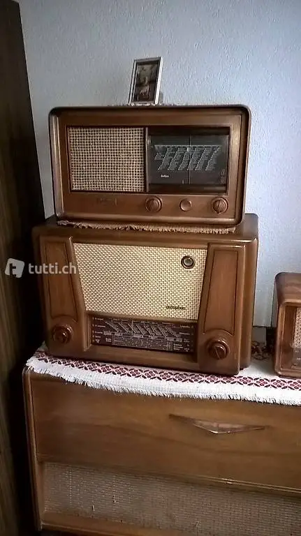 Röhrenradio aus schönem Holz