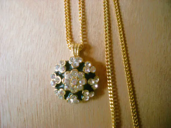 Collier chaînette en métal doré avec pendentif