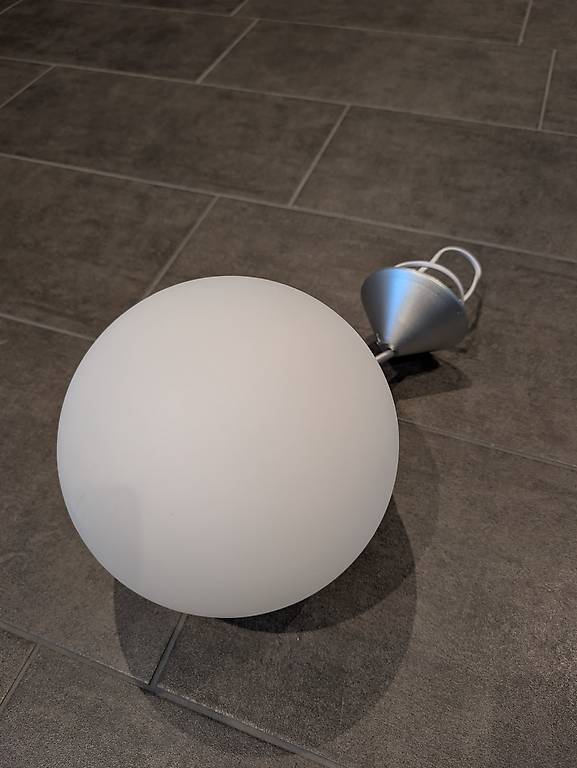 E27 Pendellampe (Kugelförmig, Milchglas)