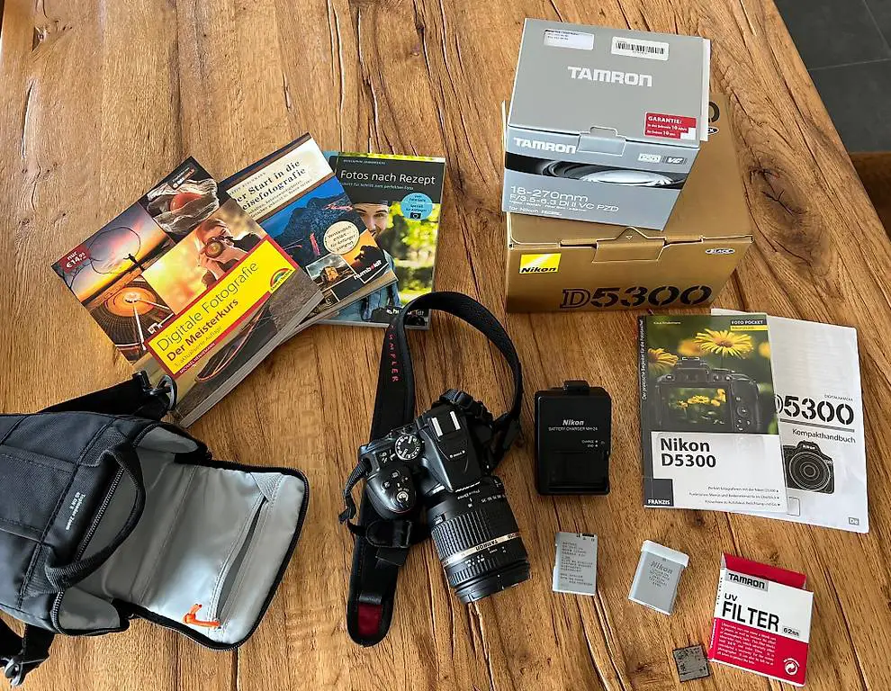 Komplette sehr wenig gebrauchte Kameraausrüstung Nikon D5300
