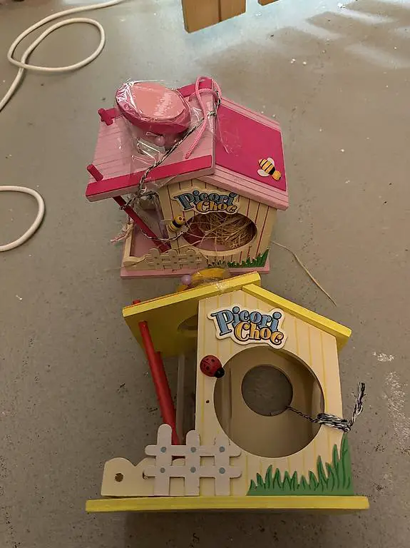 Vogel Futter Häuschen gelb und pink, je CHF 5.--