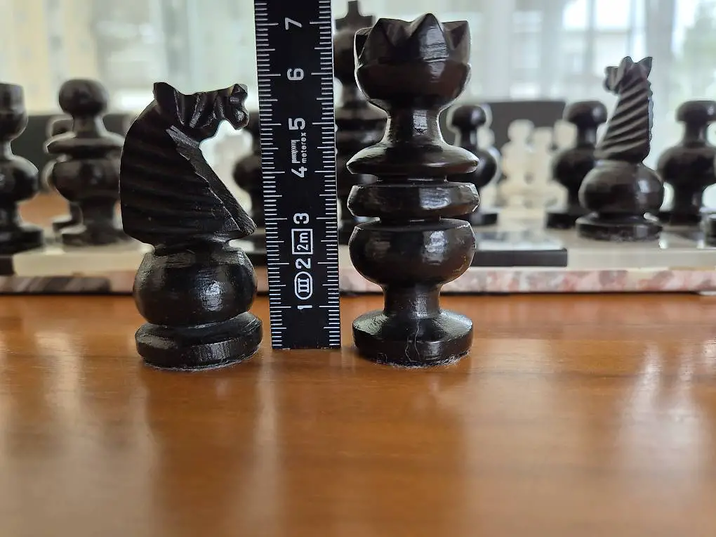 Schachbrett & Figuren aus Stein