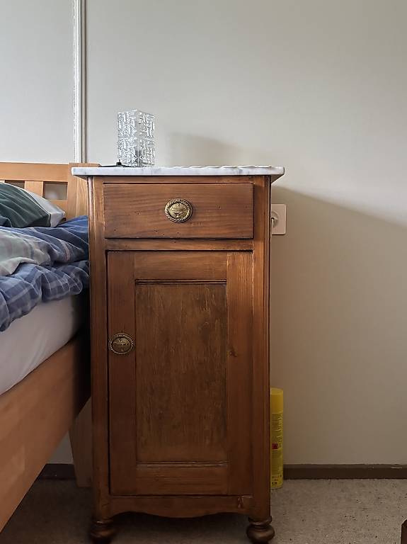 Möbelstück mit Marmorplatte