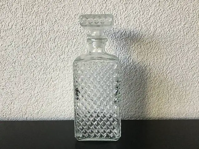 Glasflasche mit Zapfen für alkoholische Getränke