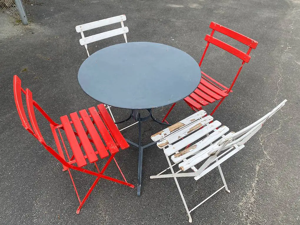 Alter Bistrotisch mit 4 Stühlen, Balkon Set, klappbar