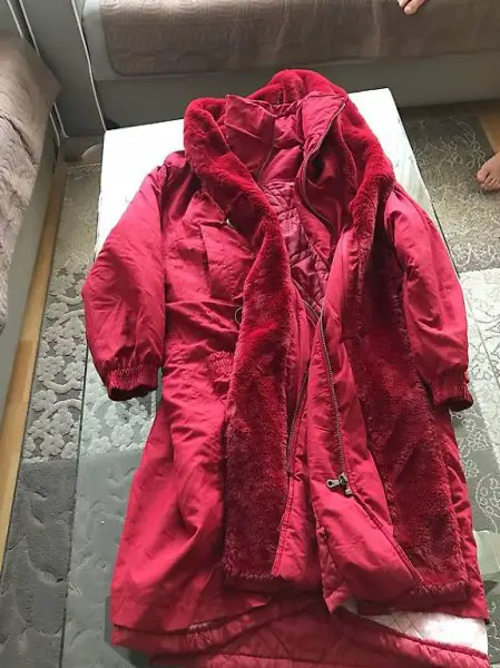 Rote lange Jacke mit Fell