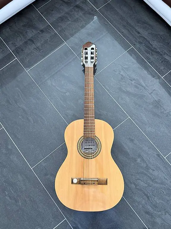 Gitarre Miguel Almeria 3/4 in guten Zustand