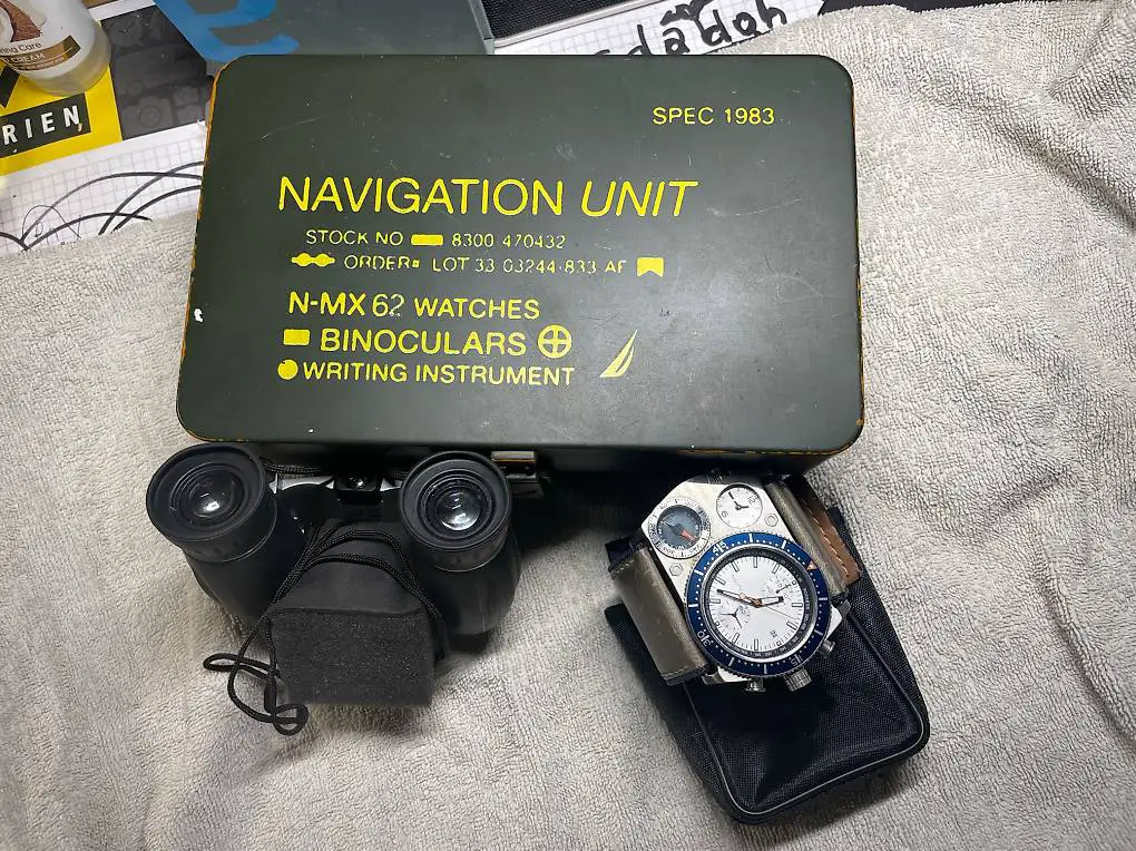 Herrenuhr mit Fernglas