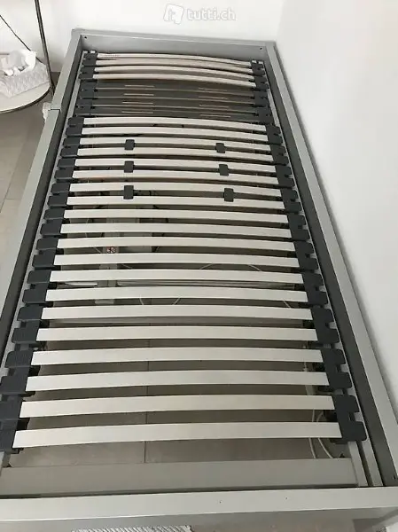 Bett mit Elektromotor