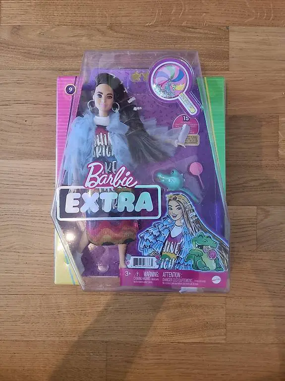 Mattel - Barbie Extra Puppe mit Regenbogen-Kleid