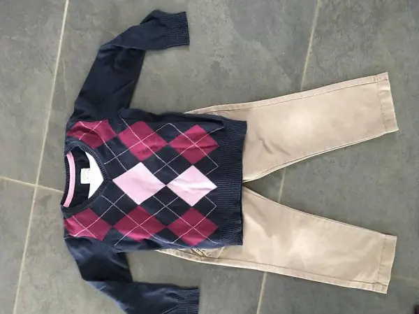 Chinos Hose kurzarm Shirt und mega Pullover in Gr. 104